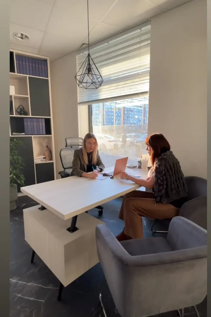 Zakres ochrony zawsze idzie w parze z wysokością składki. Im więcej ryzyk i wyższe sumy -tym wyższy koszt.  Dlatego przy doborze polisy kluczowe jest świadome określenie priorytetów.  Jeżeli chcesz wiedzieć, co realnie da się zabezpieczyć w Twoim budżecie - porozmawiajmy.